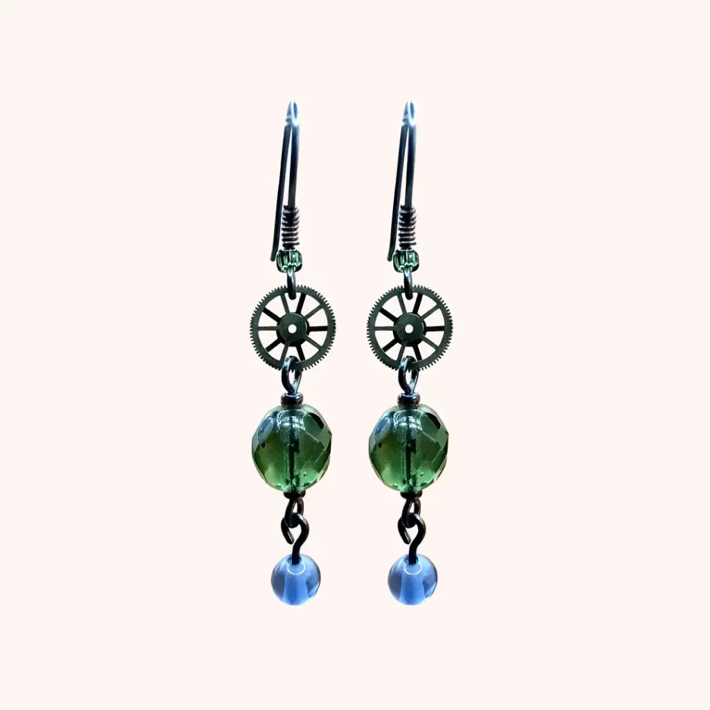 Boucles d'oreilles:«Temps suspendu» Perles de verre & pièces de montre. (Engrenages, perles vertes et bleus)
