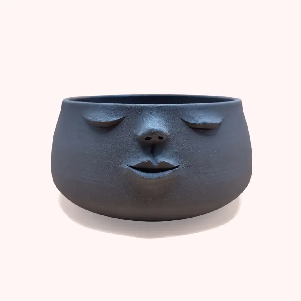 Tasse visage en grès: Poterie artisanale